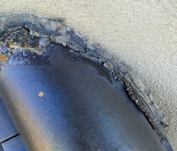 瓦屋根の漆喰が劣化して隙間ができている　雨漏りの原因